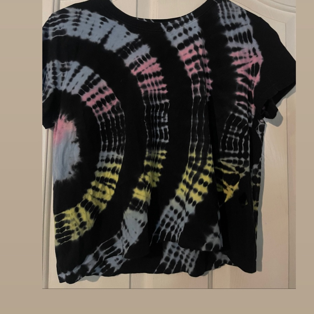 Black tie dye t shirt with a small hole